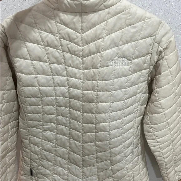 The North Face Women's Off-White Quilted Puffer Jacket - Picture 9 of 9